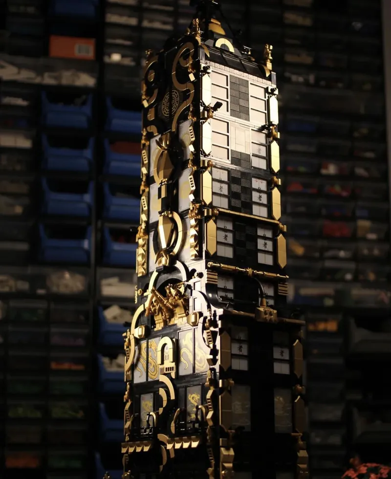 Goldener Klemmbausteinturm