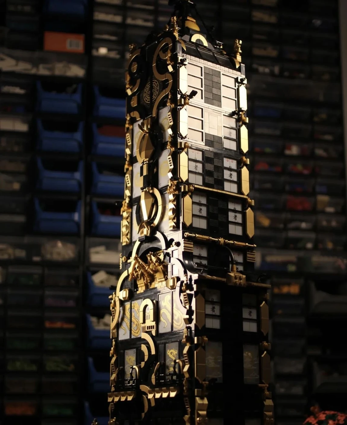 Goldener Klemmbausteinturm